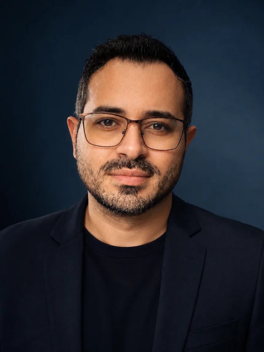 Retrato de Alex, de óculos e blazer escuro
